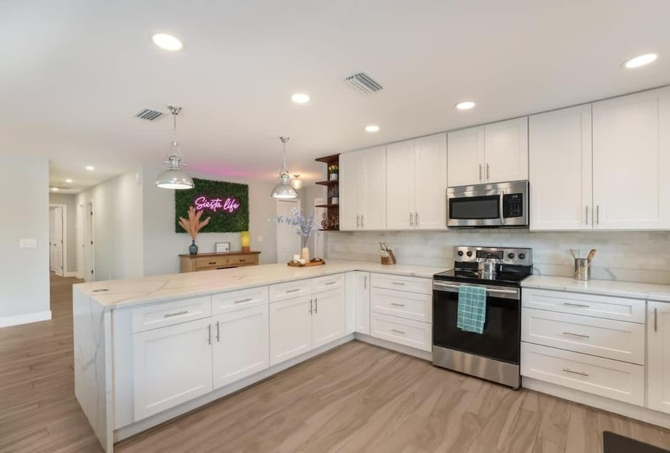 Sarasota Updated pool home, Near Siesta Key House in Gulf Gate Estates