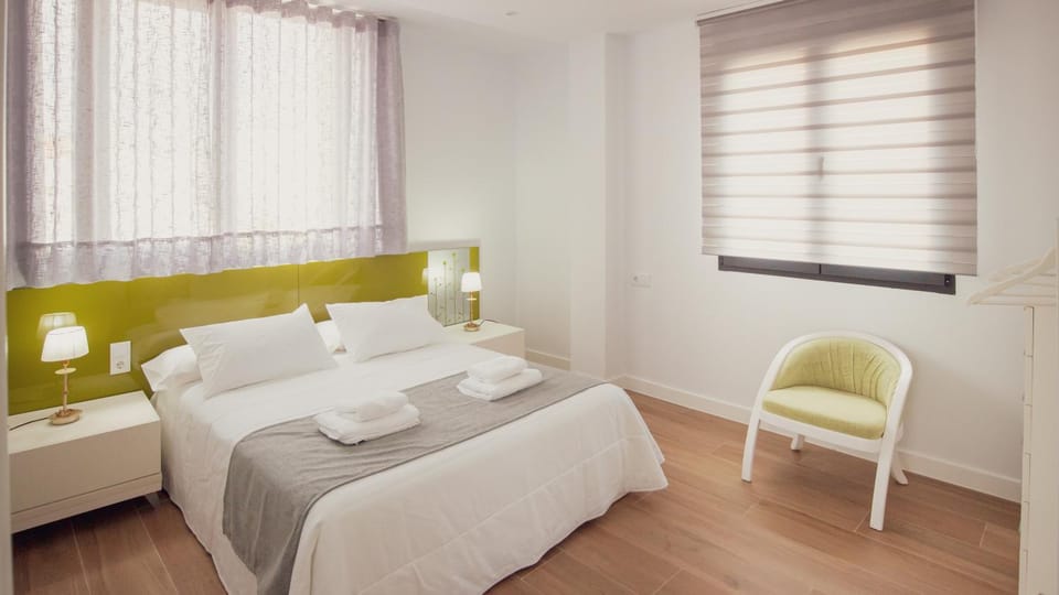 Photo of the whole room, Bedroom, towels