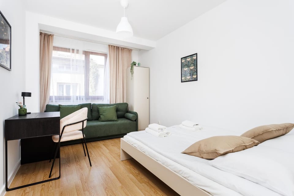Bed, Photo of the whole room, Decorative detail, Bedroom, towels