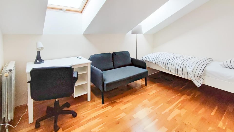 Bed, Seating area, Bedroom