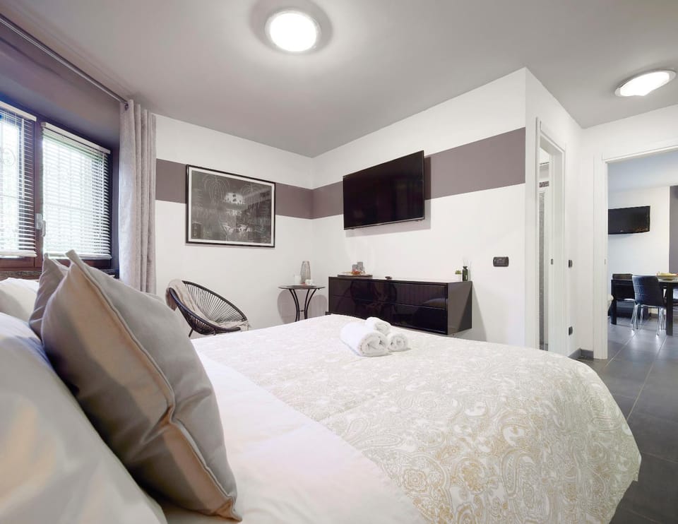 Bed, TV and multimedia, Photo of the whole room, Evening entertainment, Bedroom