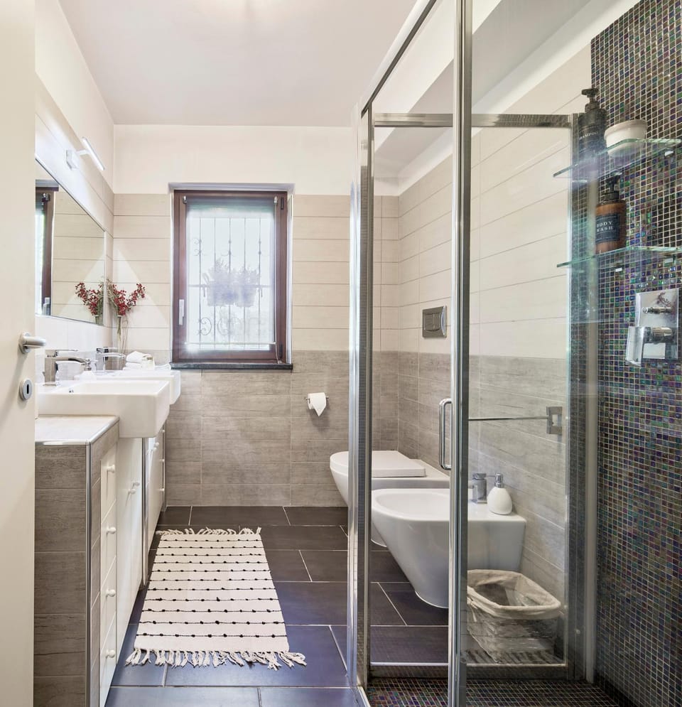 Shower, Toilet, Bathroom, bidet, towels