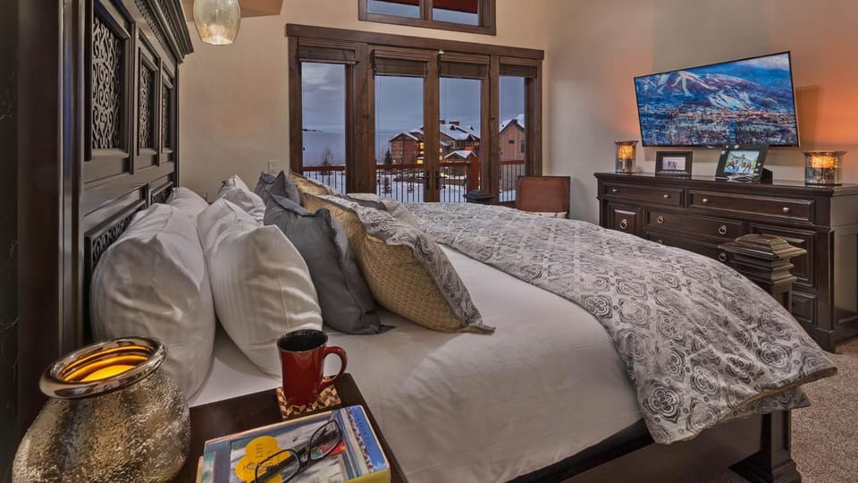 Bed, TV and multimedia, View (from property/room), Bedroom