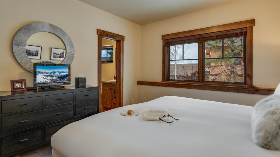 Bed, TV and multimedia, Bedroom, storage