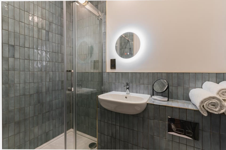 Shower, Toilet, Bathroom, towels