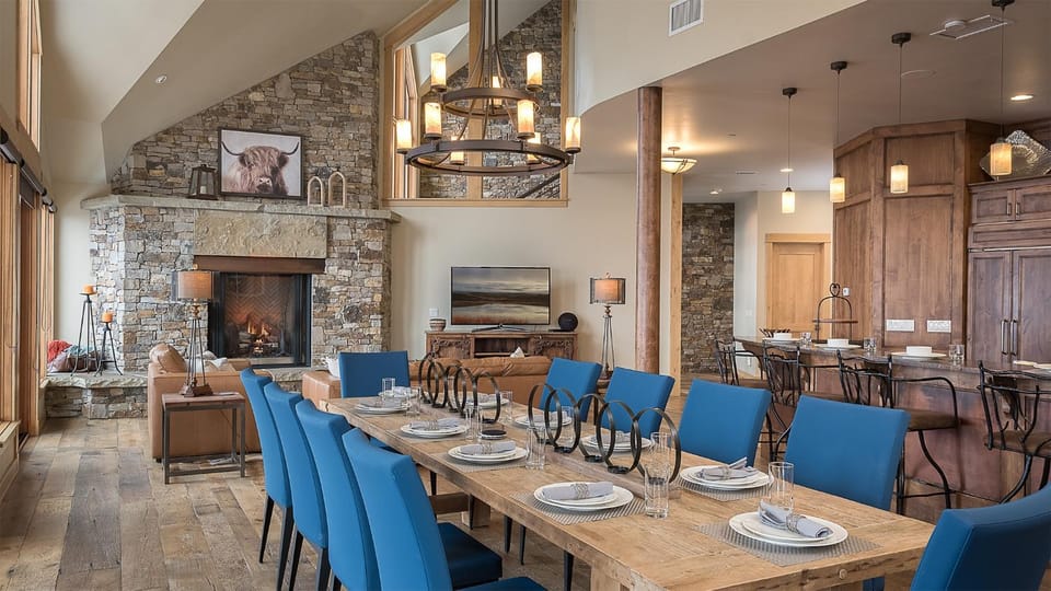 Living room, Seating area, Dining area, fireplace