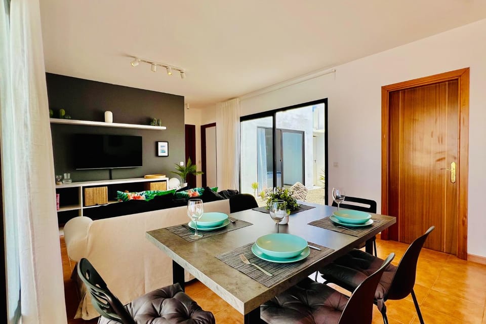 Communal lounge/ TV room, Dining area, Lunch, Lunch