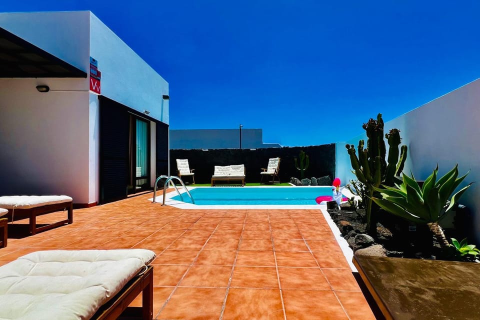 Property building, Patio, Swimming pool, sunbed