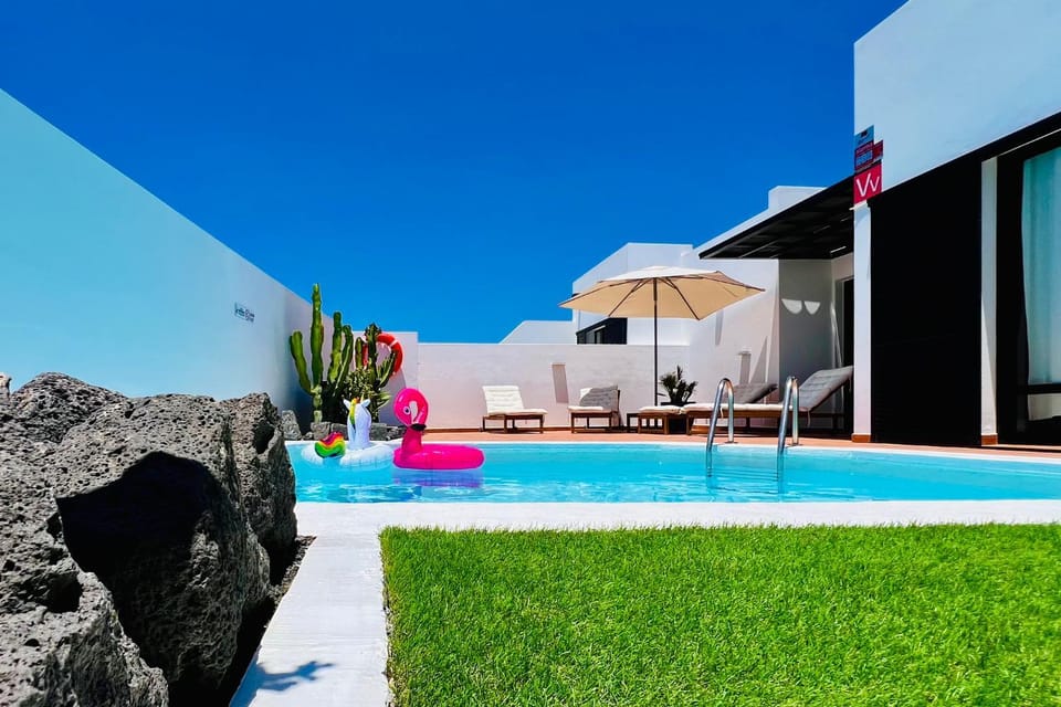 Property building, Swimming pool, sunbed