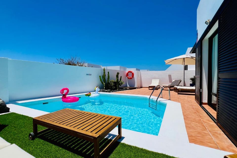 Property building, Patio, Swimming pool, sunbed