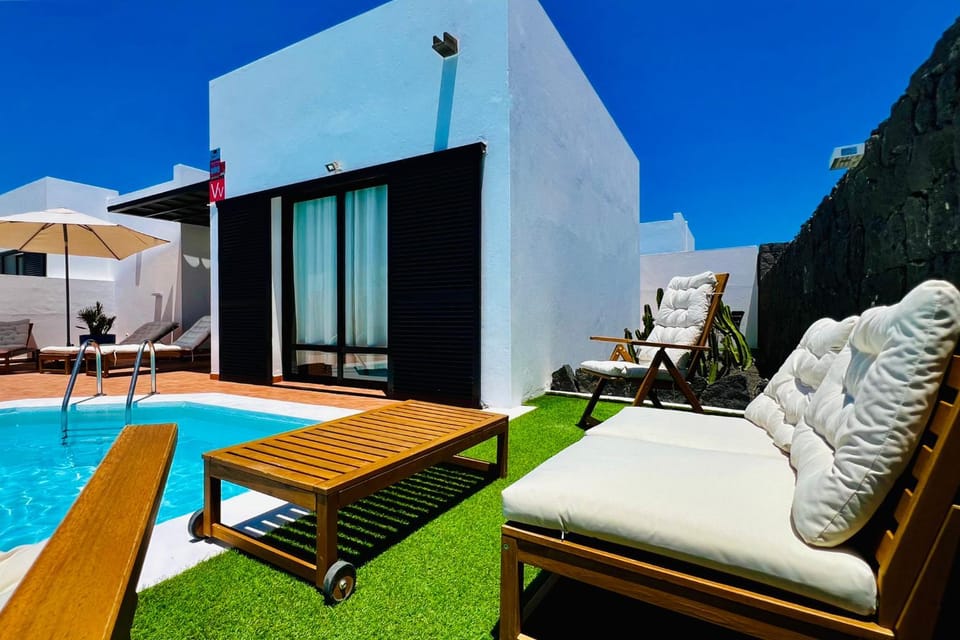 Property building, Swimming pool, sunbed