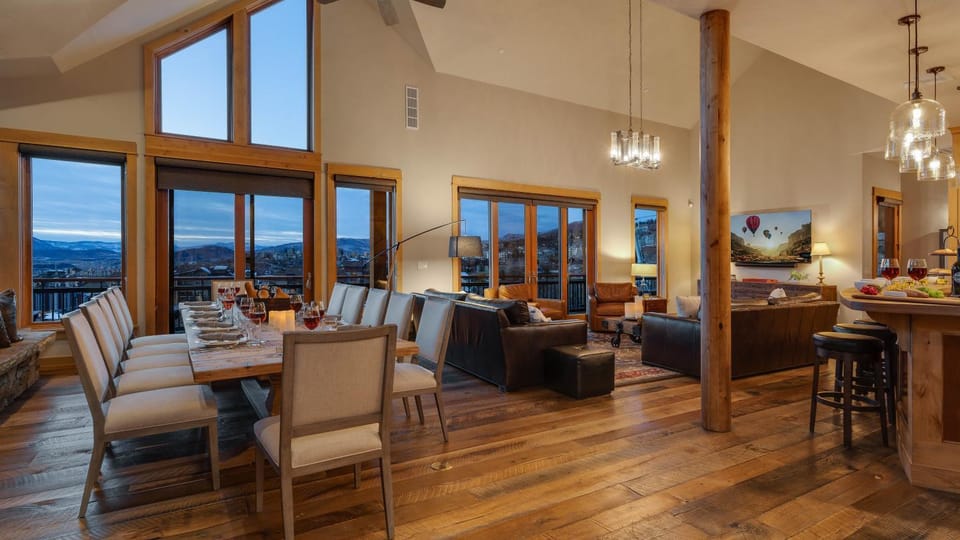 Day, Living room, Food and drinks, Seating area, Dining area, Mountain view, furniture