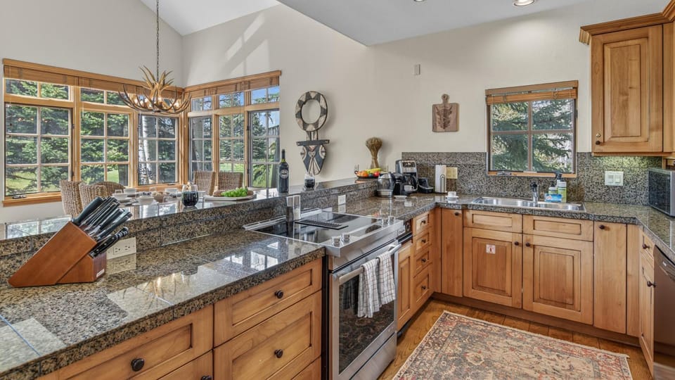Coffee/tea facilities, microwave, oven, stove, kitchen