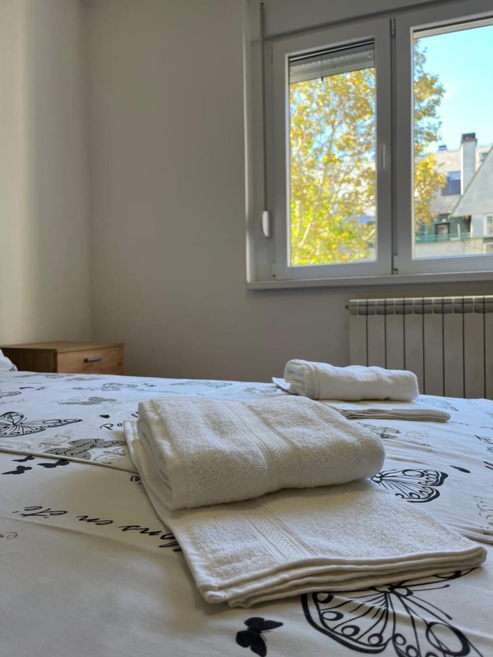 Bed, Bedroom, towels