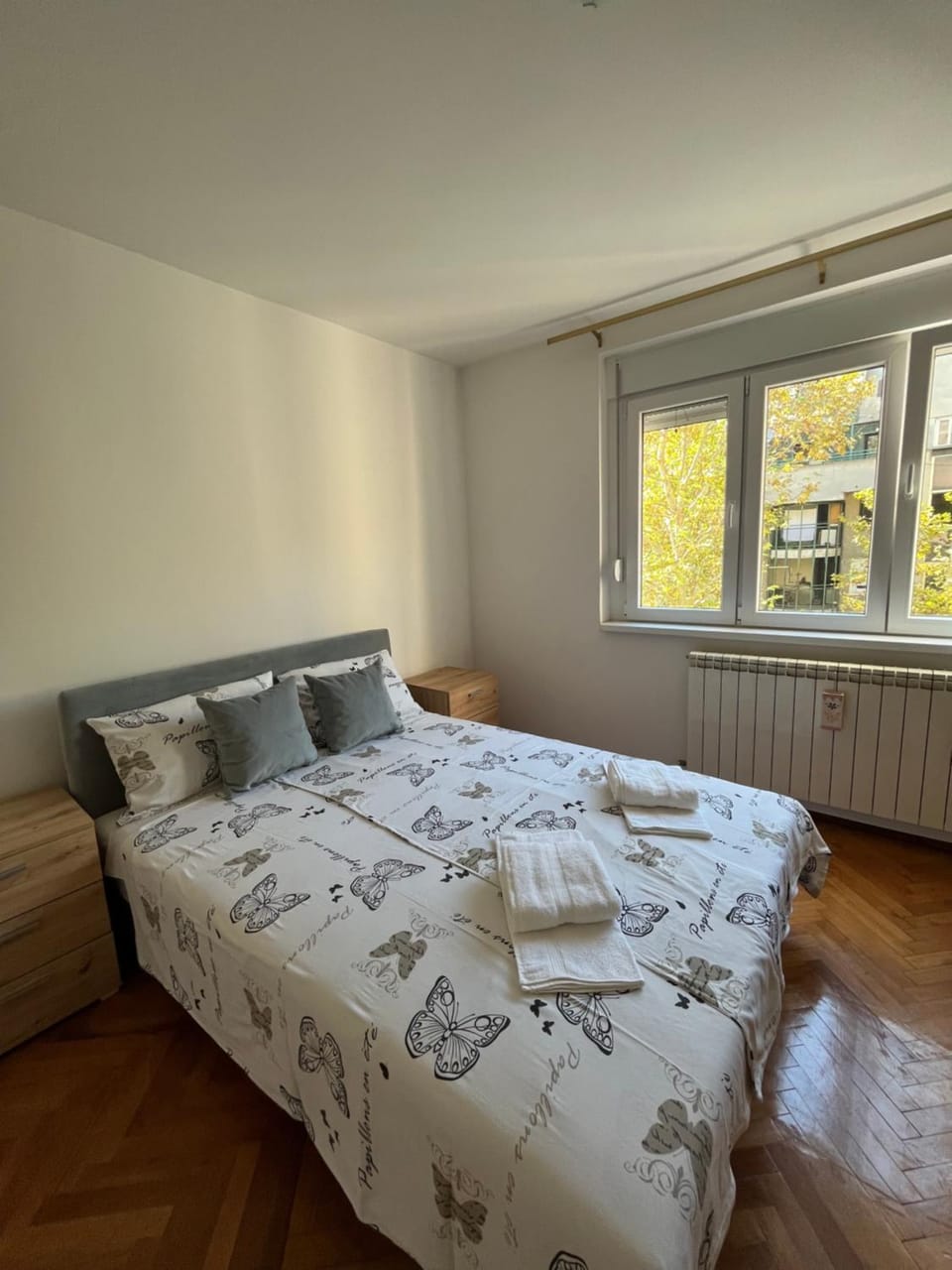 Bed, Bedroom, towels