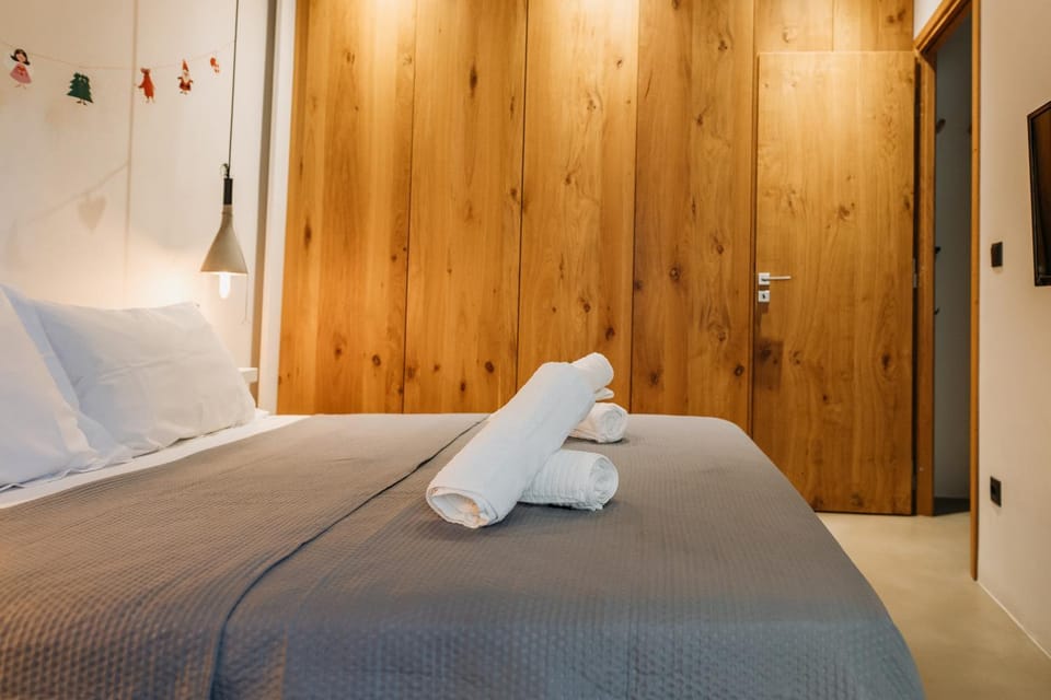 Bed, Bedroom, towels, wardrobe