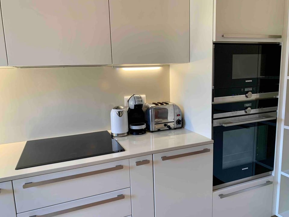 Coffee/tea facilities, stove, toaster