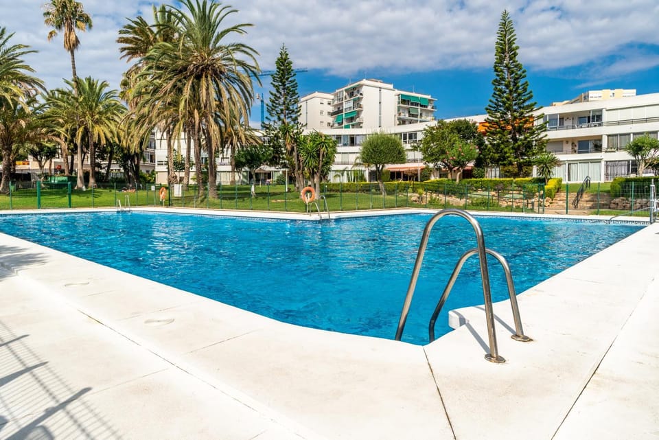 Day, Swimming pool