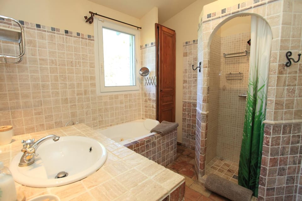 Shower, Hot Tub, Bathroom