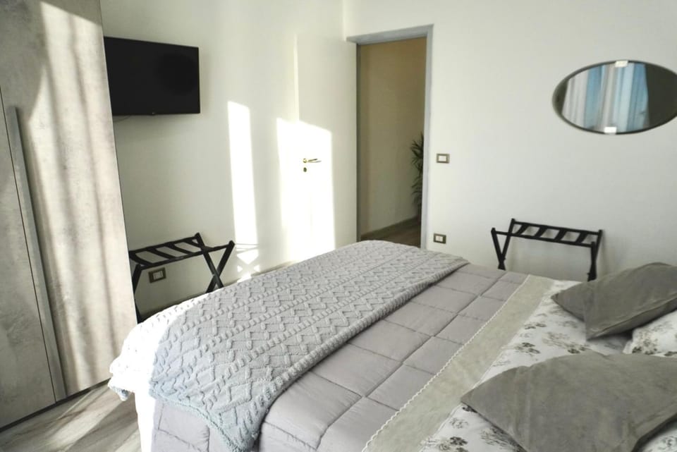 Bed, TV and multimedia, Photo of the whole room, Bedroom, wardrobe
