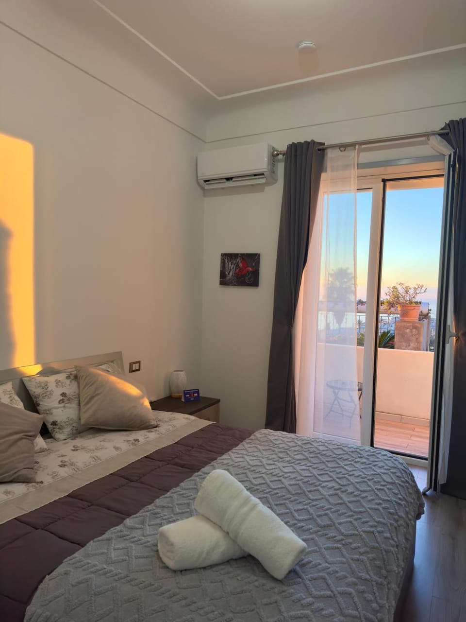 Bed, Bedroom, air conditioner
