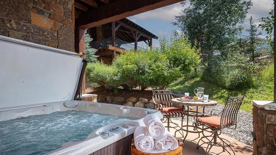 Hot Tub, Seating area, towels
