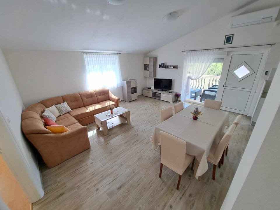 Communal lounge/ TV room, TV and multimedia, Living room, Seating area, Dining area, air conditioner