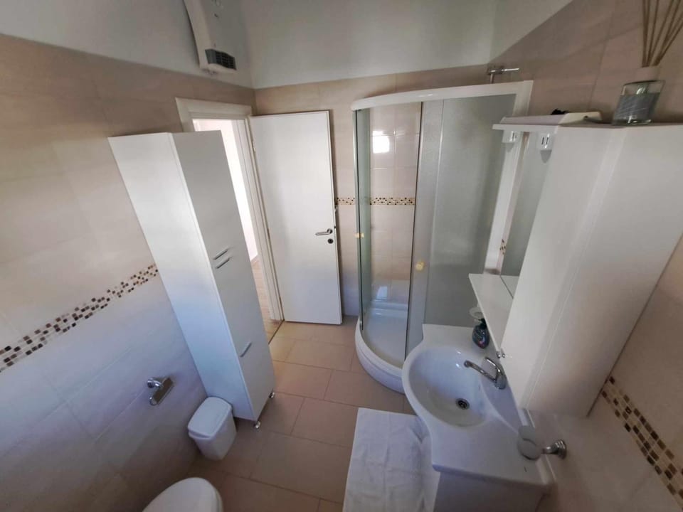 Shower, Toilet, Bathroom, bidet, towels