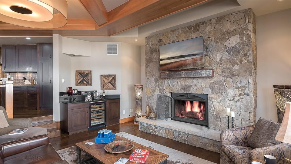 TV and multimedia, Seating area, fireplace