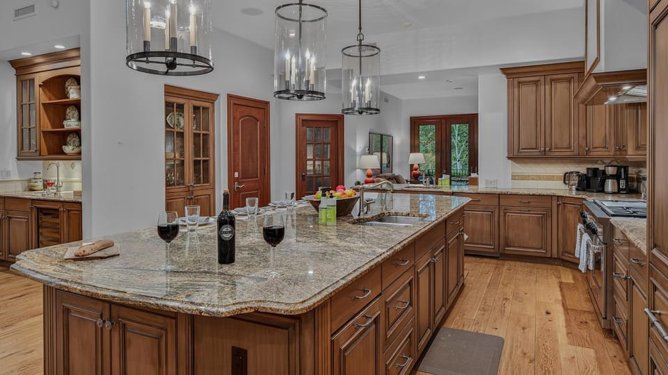 Coffee/tea facilities, furniture, storage, stove, kitchen