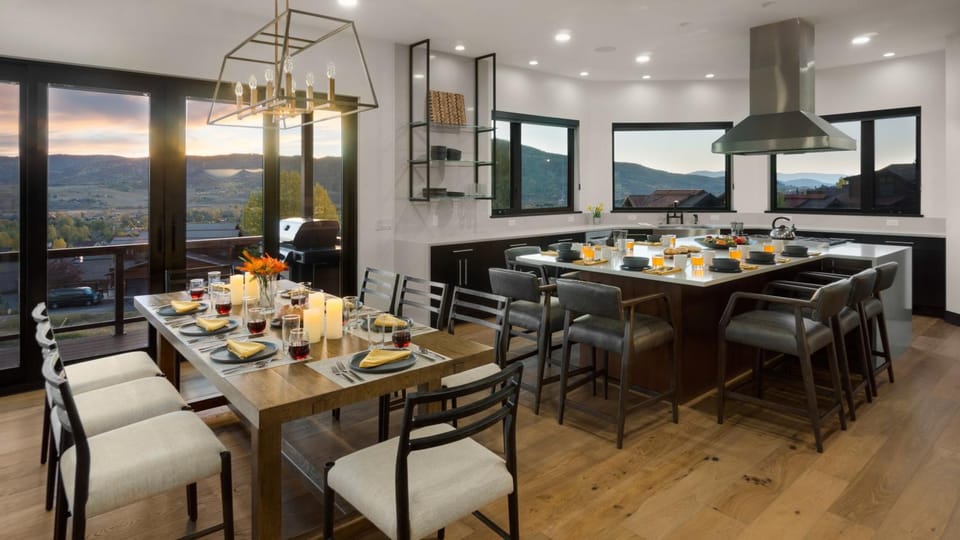 View (from property/room), Seating area, Dining area