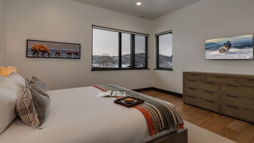 Bed, TV and multimedia, View (from property/room), Bedroom, storage
