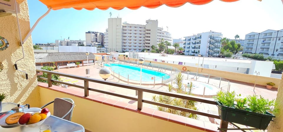 View (from property/room), Balcony/Terrace, Food and drinks, Pool view, Swimming pool, sunbed