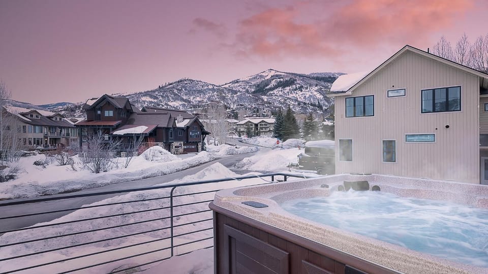 Neighbourhood, Hot Tub, Mountain view