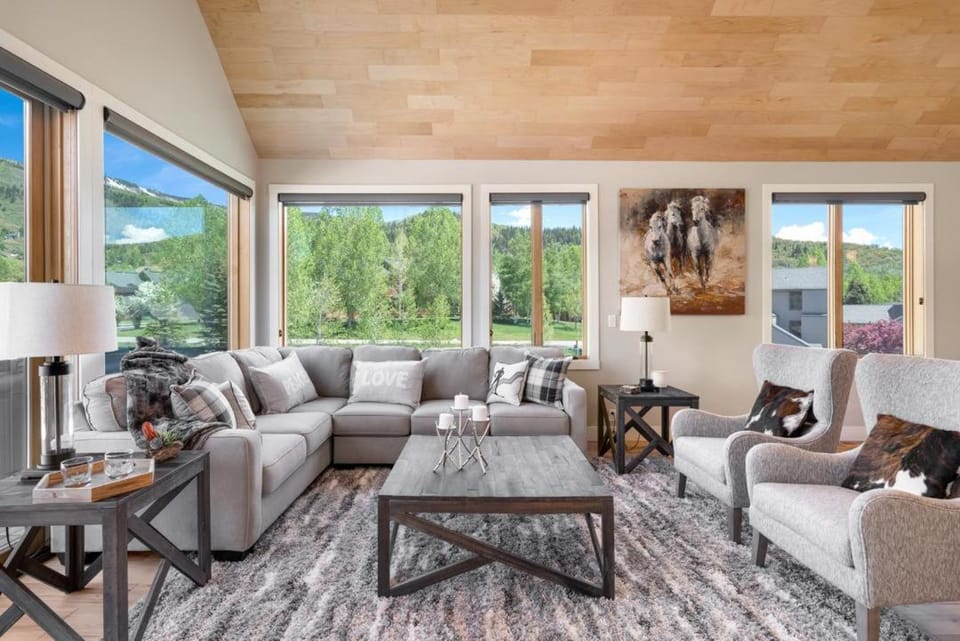 Living room, Seating area, Mountain view