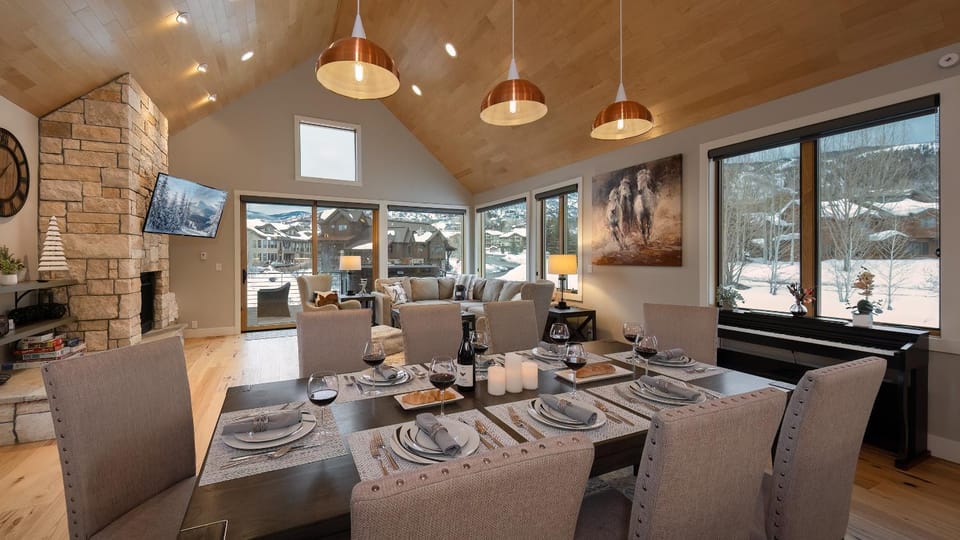 Living room, Seating area, Dining area, fireplace