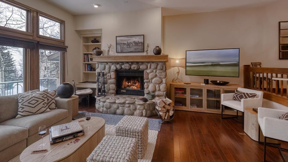 TV and multimedia, Seating area, fireplace, furniture