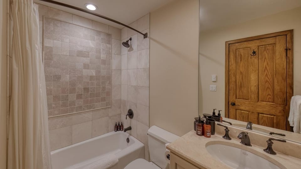 Shower, Toilet, Bathroom, Bath, towels