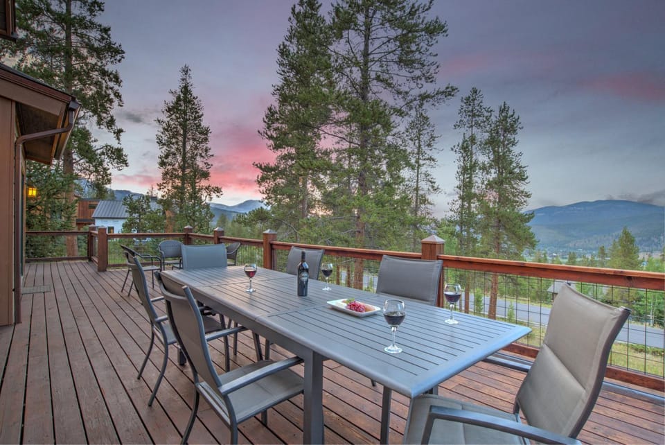 View (from property/room), Balcony/Terrace, Dining area, Mountain view