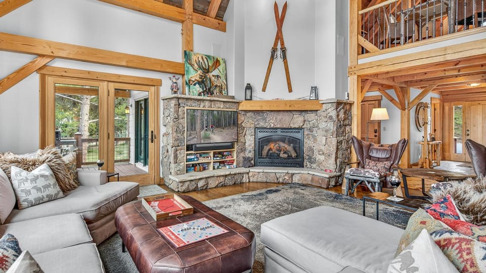 TV and multimedia, Living room, Seating area, fireplace, furniture