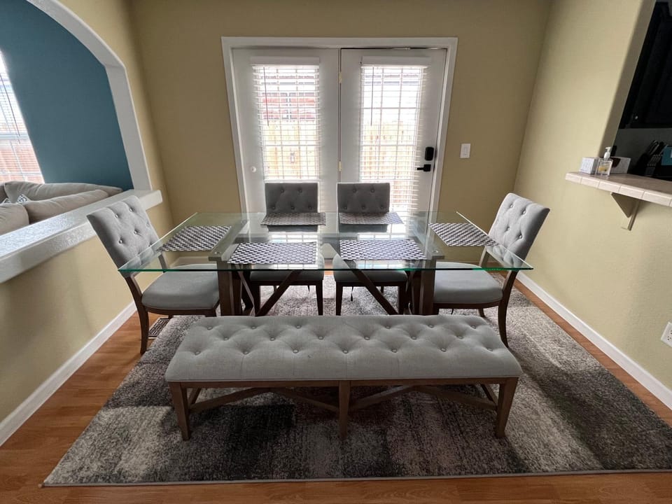 Seating area, Dining area