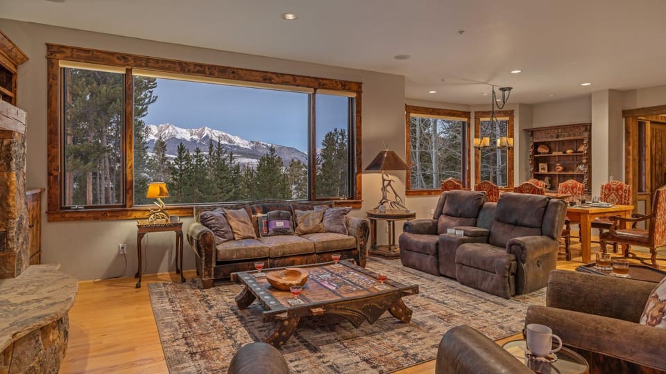 View (from property/room), Seating area, Dining area, Mountain view, furniture