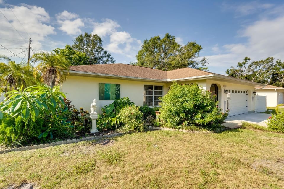 Yard & Lanai: Sun-Soaked Venice Escape! House in South Venice