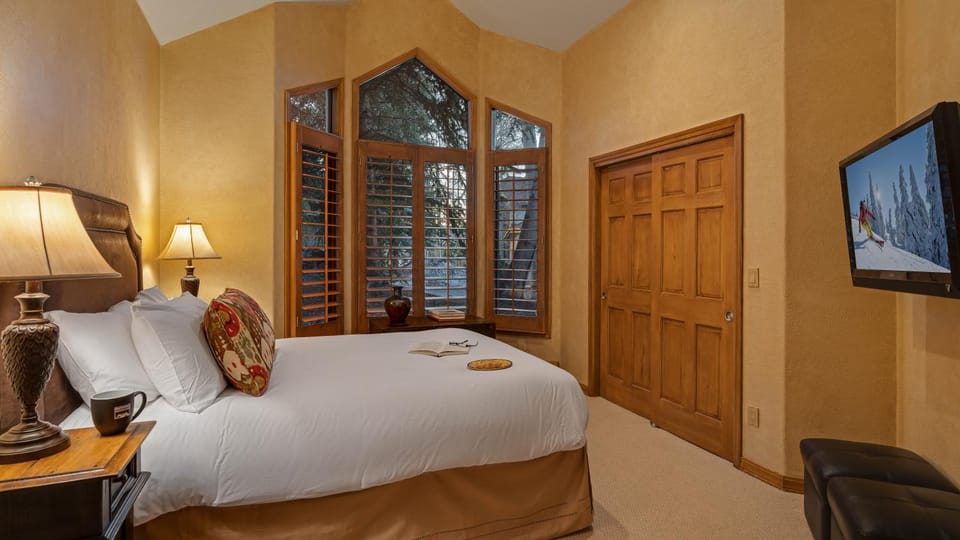 Bed, TV and multimedia, Bedroom