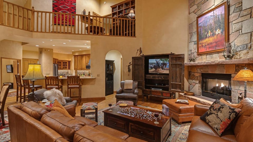 TV and multimedia, Seating area, fireplace