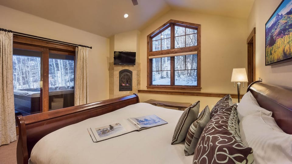 Bed, TV and multimedia, Bedroom