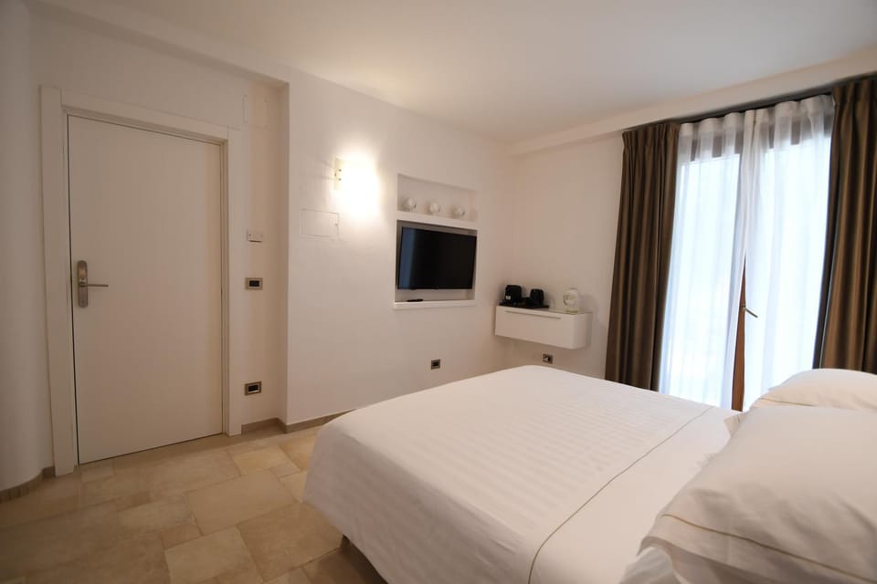 Bed, TV and multimedia, Bedroom