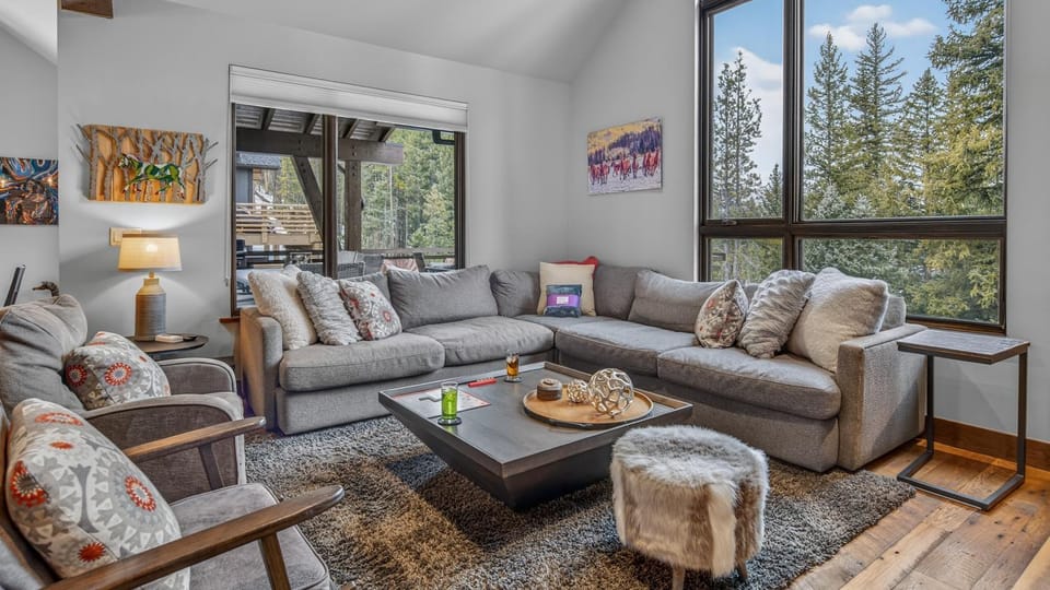 View (from property/room), Living room, Seating area, furniture