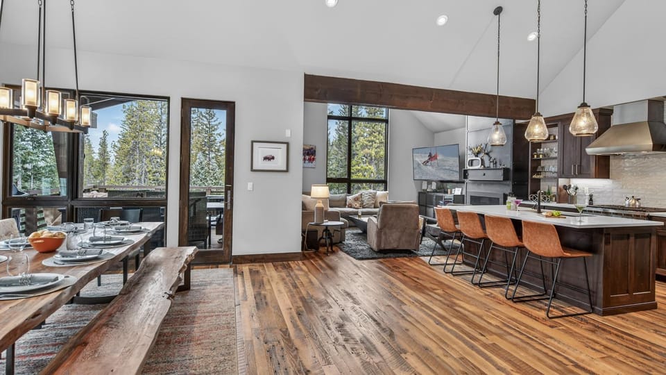 View (from property/room), Living room, Seating area, Dining area, kitchen