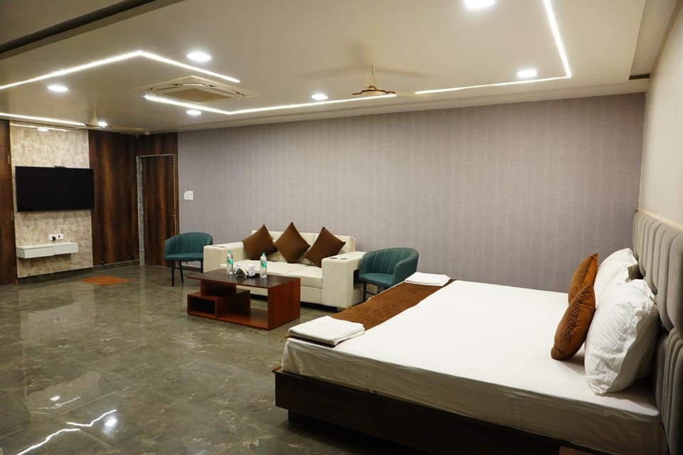 Photo of the whole room, Seating area, Bedroom